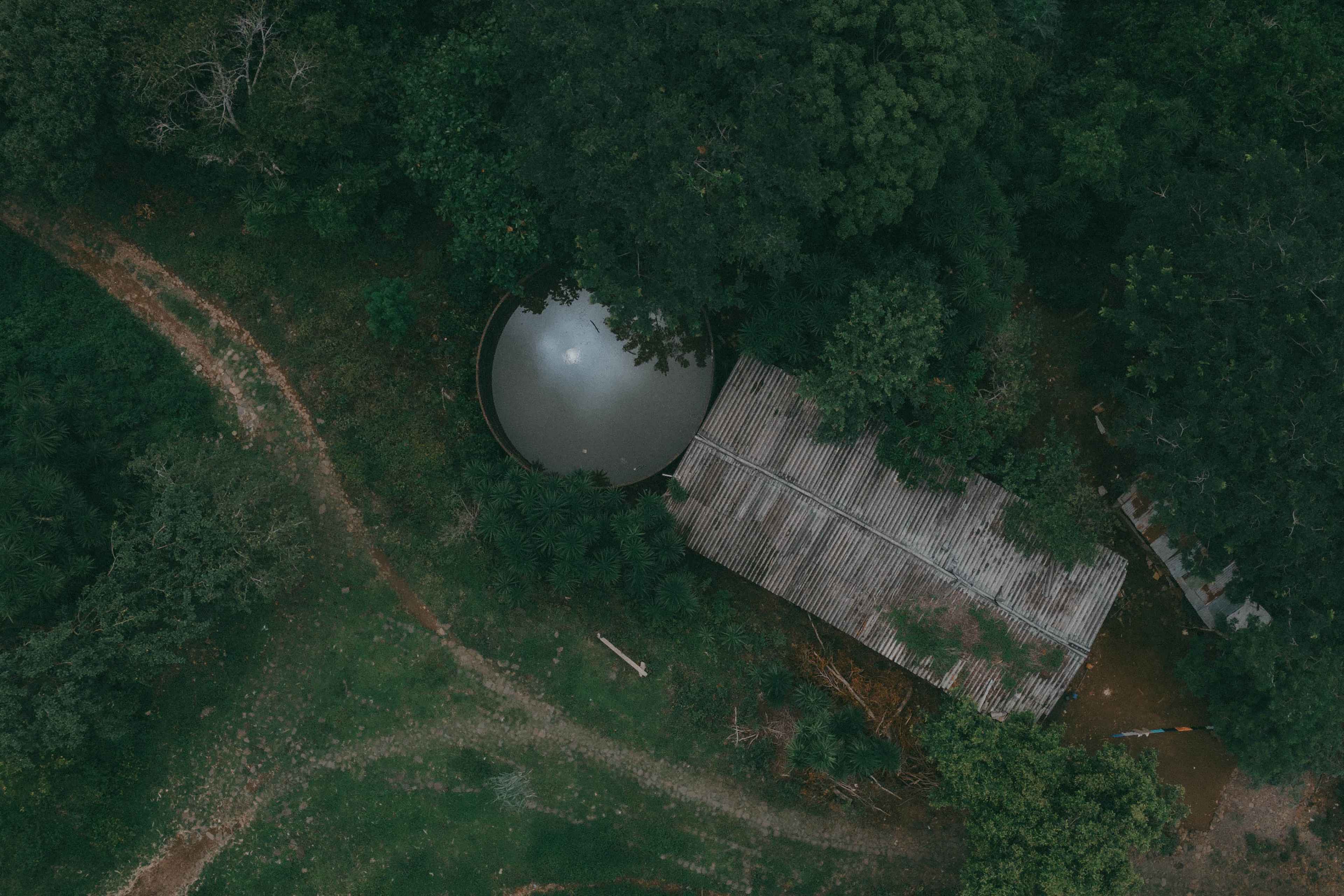 The tanks where coffee used to be stored now contain rainwater collected by residents of El Rescate. According to community leaders, the water in the tanks causes itchy skin, but it is the only source they have nearby. A map from UCA researchers shows that El Salvador, with 2,800 cubic meters per person per year, is the Central American country with the least amount of water available for each citizen.